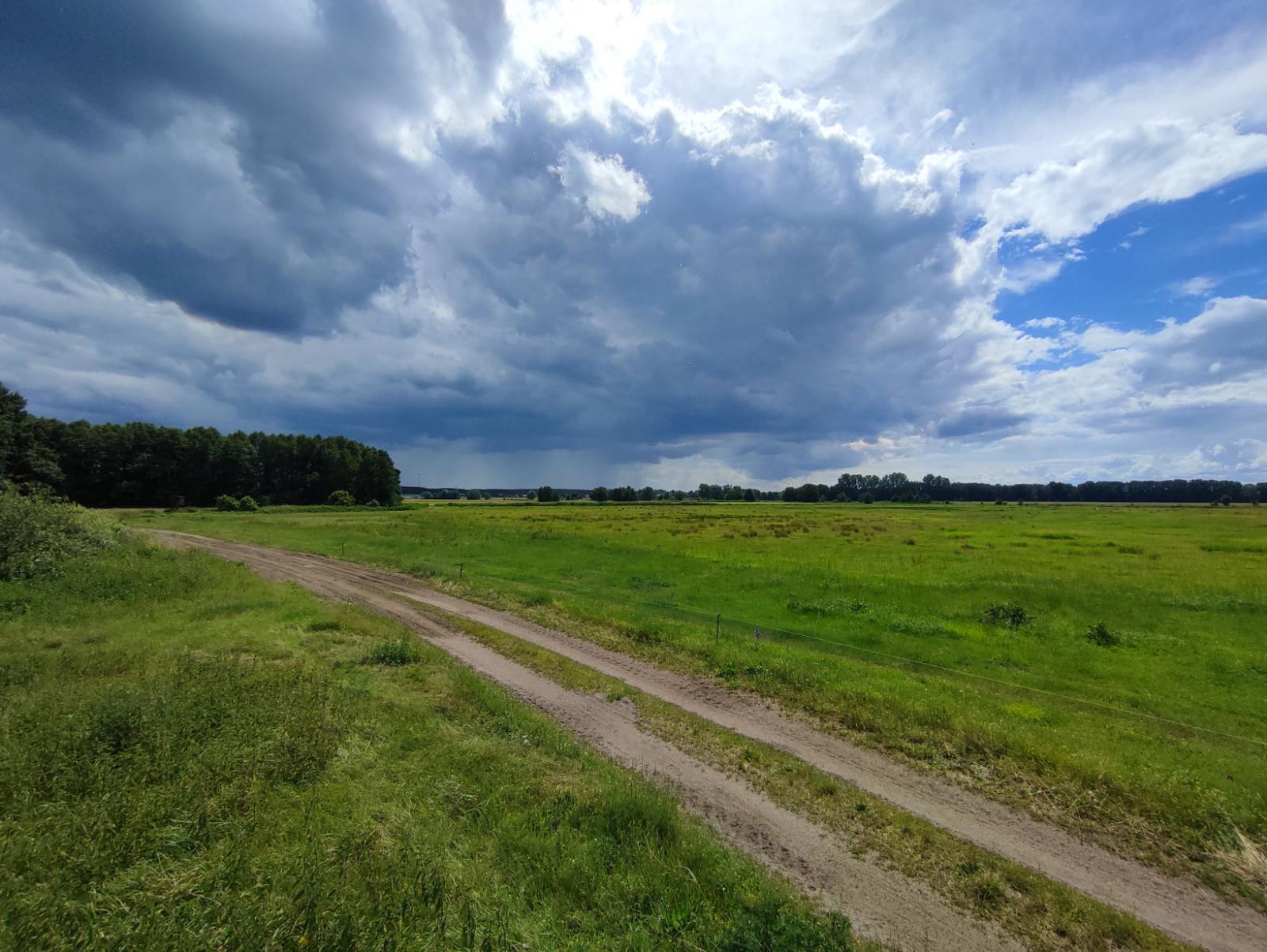 Weitere Landschaft und dramatischere Wolken